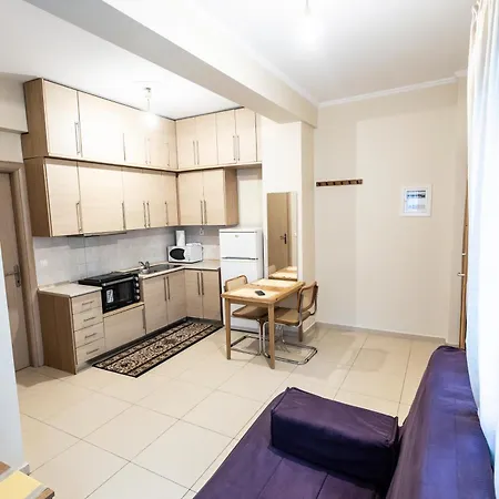 Γκαρσονιέρα Στο Κέντρο, Κοντά Στα Δικαστήρια *