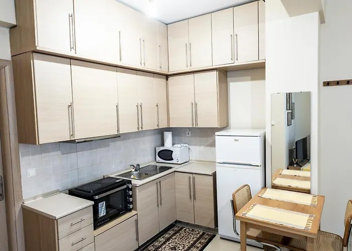 Γκαρσονιέρα Στο Κέντρο, Κοντά Στα Δικαστήρια