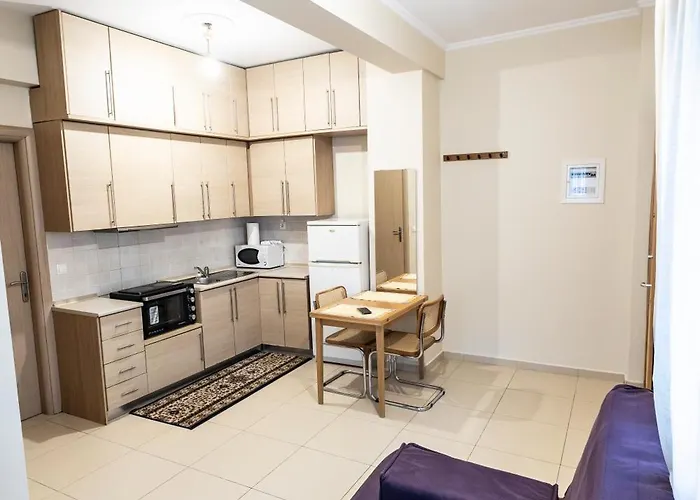 Γκαρσονιέρα Στο Κέντρο, Κοντά Στα Δικαστήρια *